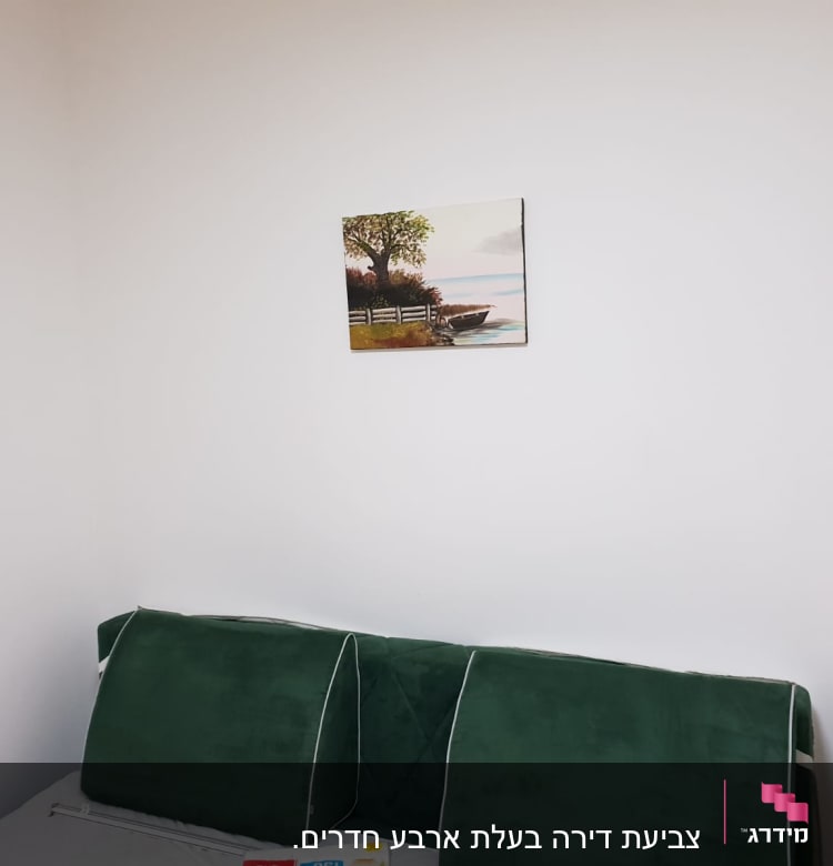 ציור נוף עם עץ וסירה על קיר לבן